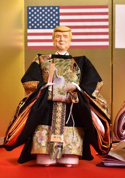 일본 인형 제작사 큐게쓰가 26일 일본 도쿄에 위치한 당사 전시장에 일본 전통 의상을 입은 도널드 트럼프 미국 대통령의 히나 인형을 전시해놨다. 인형은 오는 29일까지 전시될 예정이다. AFP 연합뉴스