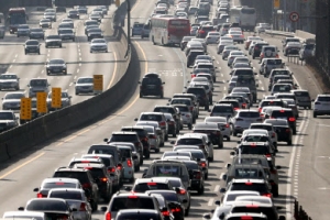 설연휴 마지막날 귀경정체는 낮 12시 절정