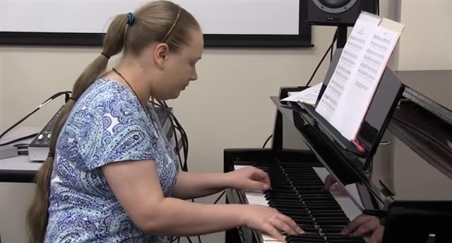자신의 작곡 프로그램 ‘쿨리타’가 만든 곡을 피아노로 연주하는 미국 예일대 컴퓨터공학 강사 도냐 퀵.