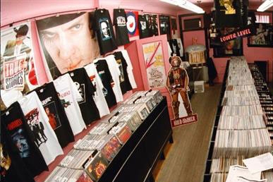 영국 런던의 한 LP 가게에서 고객들이 음반을 고르고 있다.