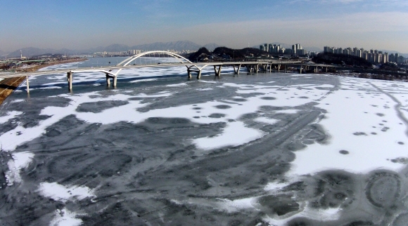 강추위가 연일 이어진 31일 서울 광진구 일대의 한강 상류가 얼어붙어 있다. 2017.1.31 박지환기자 popocar@seoul.co.kr