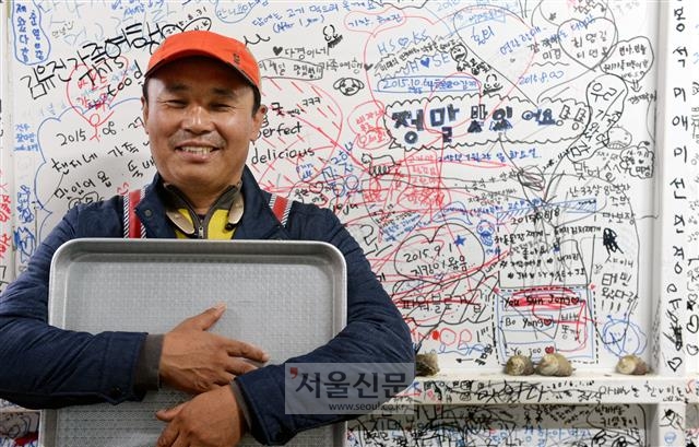 농장 식당을 다녀간 손님들이 남긴 낙서들. 제주 강성남 선임기자 snk@seoul.co.kr