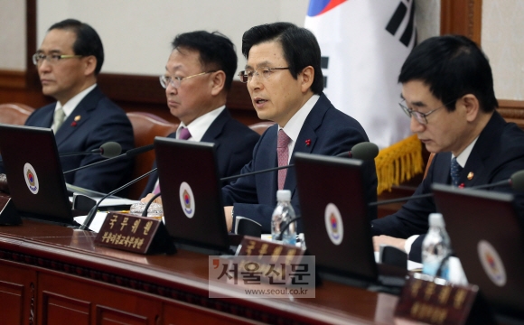 황교안(오른쪽 두 번째) 대통령 권한대행이 31일 서울 종로구 정부서울청사에서 열린 국무회의에서 모두발언을 하고 있다. 안주영 기자 jya@seoul.co.kr