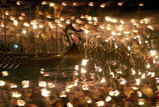 [포토] 바이킹 후예들의 화끈한 축제 ‘업 헬리 아(Up Helly Aa)’