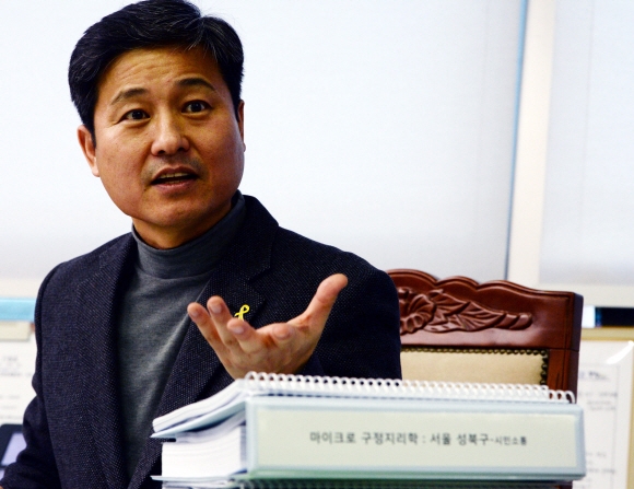 김영배 서울 성북구청장이 1일 사무실에서 서울신문과 인터뷰를 하고 있다. 그는 상생을 통해 함께 행복해지자는 의미인 동행(同幸)이란 이름의 성북 브랜드가 올해는 구정 곳곳에서 더욱 구체화될 것이라고 강조했다. 박윤슬 기자 seul@seoul.co.kr