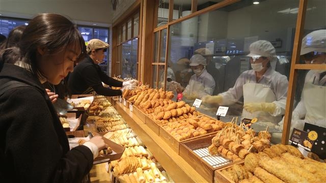 소비자들이 수제어묵 제조 과정을 들여다볼 수 있게 만든 부산역 2층 삼진어묵 ‘어묵베이커리’. 강주리 기자 jurik@seoul.co.kr