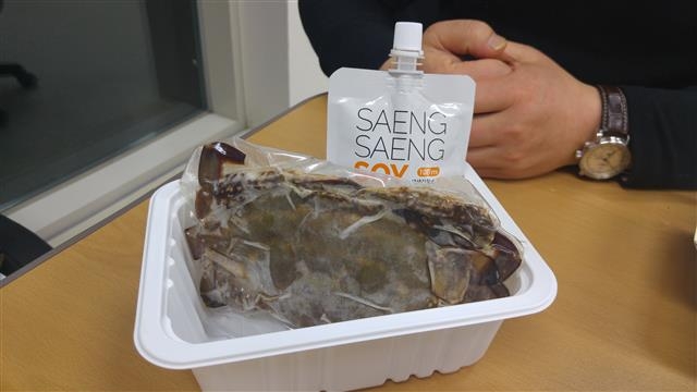 SM생명공학이 개발한 진공 포장 간장게장.  강주리 기자 jurik@seoul.co.kr