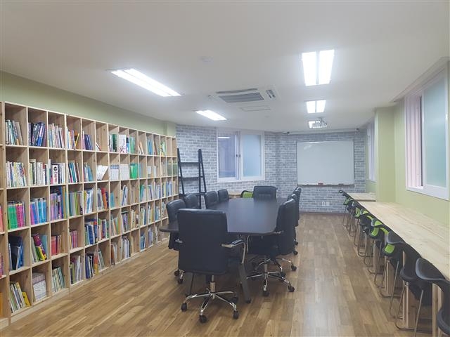 지난해 ‘공동주택 지원 사업’으로 아파트단지 내 다목적시설을 북카페로 정비된 후의 모습. 광진구 제공