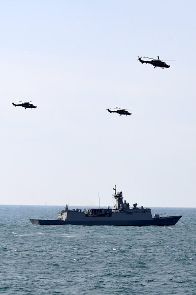 1일부로 작전 배치된 해군 해상작전헬기 ‘와일드캣’ AW159 3대가 광주함과 함께 편대기동을 하고 있다.  해군 제공