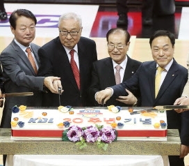 김영기(왼쪽 두 번째) 한국농구연맹(KBL) 총재 등 내외빈이 1일 출범 20주년 기념 경기에 앞서 축하 케이크를 자르고 있다. 연합뉴스