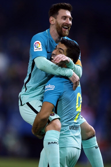 스페인 국왕컵(코파 델 레이) 준결승 1차전에서 바르셀로나의 리오넬 메시(위)가 골을 넣은 후 팀 동료인 루이스 수아레스와 기쁨을 나누고 있다. AP 연합뉴스