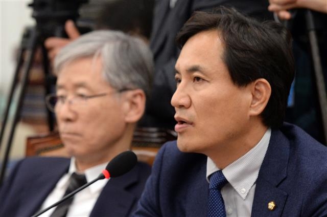 김진태(오른쪽) 새누리당 의원