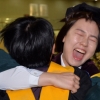 감격의 졸업식 포옹