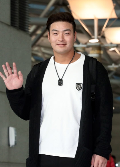 박병호(미네소타)가 팀 스프링캠프에 참가하기 위해 2일 인천국제공항에서 손을 흔들며 출국 인사를 하고 있다. 연합뉴스