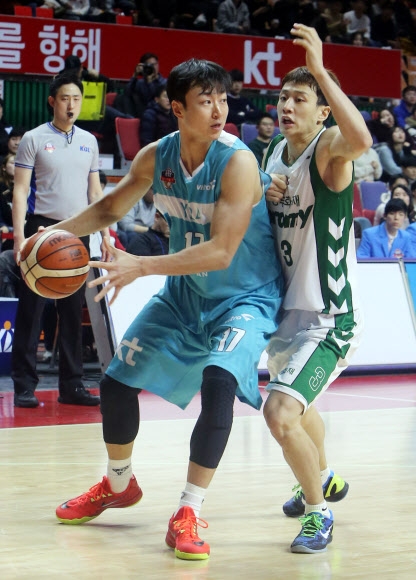 간만에 친정으로 돌아온 김영환(왼쪽·kt)이 2일 부산 사직체육관으로 불러 들인 프로농구 동부와의 4라운드 대결 도중 허웅의 수비를 뚫으려 하고 있다. 부산 연합뉴스