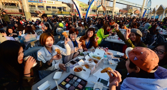 지난해 포상 휴가차 인천을 찾은 중국 유통기업 아오란그룹 직원 4500여명이 중구 월미도 문화의거리에서 열린 ‘치맥 파티’에서 치킨과 맥주를 즐기고 있다. 서울신문 DB
