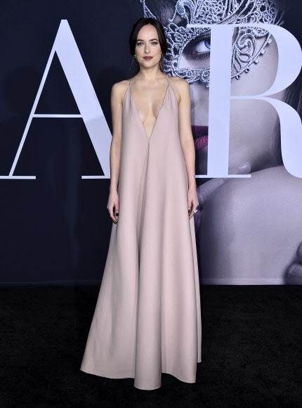 2일(현지시간) 미국 캘리포니아주 로스앤젤레스의 에이스 호텔에서 열린 영화 ‘50가지 그림자: 심연’ 시사회에 주연을 맡은 배우 다코타 존슨이 참석해 포토월에서 포즈를 취하고 있다. AP 연합뉴스