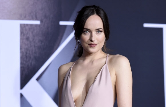 2일(현지시간) 미국 캘리포니아주 로스앤젤레스의 에이스 호텔에서 열린 영화 ‘50가지 그림자: 심연’ 시사회에 주연을 맡은 배우 다코타 존슨이 참석해 포토월에서 포즈를 취하고 있다. AP 연합뉴스