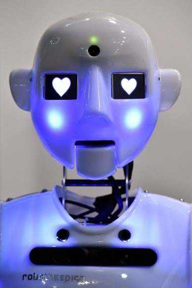 영국의 엔지니어드아츠사가 개발한 휴머노이드 로봇 로보테스피안(Robothespian)이 2일(현지시간) 스페인 마드리드에서 열린 글로벌 로봇 엑스포에서 소개되고 있다. 이 로봇은 현재 전세계 로봇 중 가장 리얼한 감정 표현을 하는 것으로 알려져 있다. AFP 연합뉴스