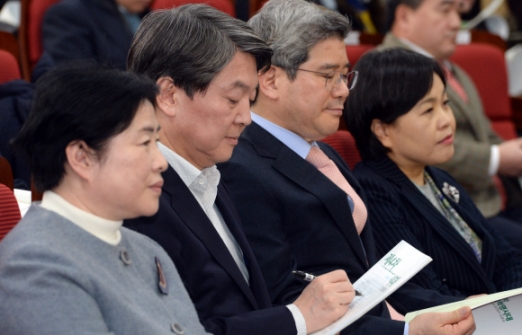 [서울포토] 꼼꼼히 메모하는 안철수 의원