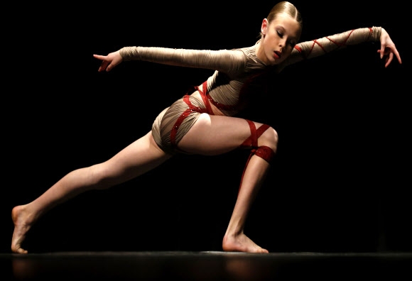 Emma Donnelly가 2일(현지시간) 미국 일리노아주 도미니칸대학교 공연장에서 열린 댄스경연 ‘Youth America Grand Prix’ 지역 준결승에서 연기를 펼치고 있다. AP 연합뉴스