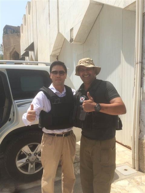 조우석(외교부) 주이라크대사관 2등서기관이 지난해 11월 현지 경호원이자 친구인 아흐메드 랄과 함께 영외활동을 나가기 전에 찍은 기념사진. 외교부 제공