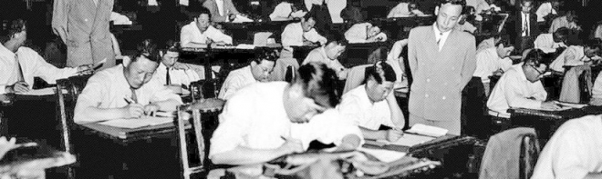 공무원 시험 인기가 날로 높아지고 있다. 60만 취업 준비생 가운데 공무원시험을 준비하는 이른바 ‘공시생’이 20만명에 이른다. 전체 취업 준비생 3명 중 1명이 공시생인 셈이다. 공무원 직업에 대한 선호도는 시대에 따라 변했지만 공무원 시험에 도전하는 열정만큼은 예나 지금이나 변함이 없다. 국가기록원에서 찾은 1955년 고등고시를 치르는 시험장 풍경은 무척이나 진지하다. 하얀 와이셔츠에 넥타이를 맨 수험생과 깔끔한 정장을 차려입은 시험 감독의 모습이 이채롭다. 5급 국가공무원 공개경쟁채용시험이 당시에는 고등고시라는 이름으로 치러졌다. 정부수립 이듬해인 1949년 ‘고등고시령’이 제정되면서 고등고시는 행정과와 사법과로 나눠 치렀다. 당시 공무원 계급은 1급, 2급, 3급 갑류, 3급 을류, 4급 갑류, 4급 을류, 5급 등이었는데 고등고시에 합격하면 ‘3급 을류’로 임용됐다. 3급 을류에는 사무관, 대사관 3등 서기관, 검사, 총경 등이 있었다. 사진 국가기록원