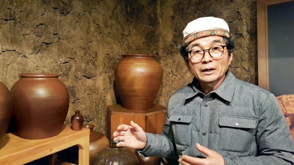 맥이 끊긴 제주 전통 옹기를 복원한 제주도예촌 강창언 촌장이 30여년에 걸친 옹기 복원 과정 등에 대해 설명하고 있다.