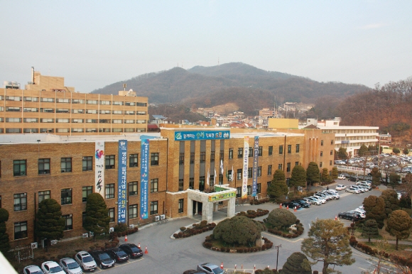 충북 청주시 상당구 문화동에 자리잡은 충북도청 전경. 뒤 건물이 도와 의회가 함께 쓰고 있는 신관 건물이다. 오른쪽 흰색 건물이 도의회 새 청사 부지인 옛 중앙초등학교다.