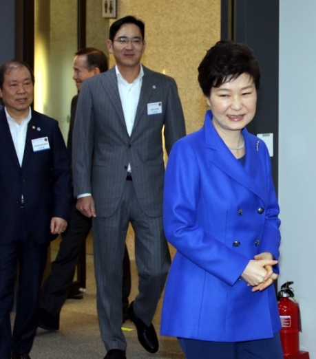 박근혜대통령이 과거 대구창조경제혁신센터를 방문했을 당시이재용 삼성전자부회장 등과 함께 이동하는 모습. 청와대사진기자단