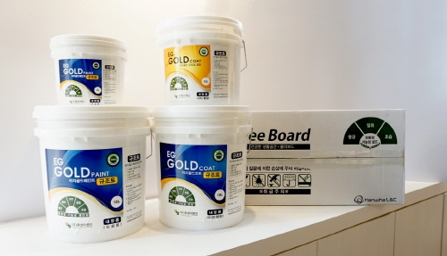 홍성이엔지에서 새롭게 선보인 ‘이지골드 규조토 페인트/코트’는 건축물의 콘크리트, 실크벽지, 광폭합지벽지, 석고보드, 합판, MDF, 천장텍스 위에 시공 가능한 친환경 건축 내장재 제품이다.