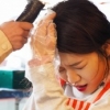 자체발광 오피스 고아성, 김밥으로 머리 강타 당해 ‘서러움+분노 눈빛’