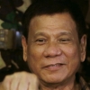권총 차고 나타난 두테르테 “필리핀 파괴하는 자 죽이겠다”