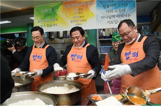 6일 답십리 다일공동체 밥퍼나눔봉사에 참석한 서울시의원들 모습. 왼쪽부터 전철수 의원, 양준욱 의장, 김인호 의원