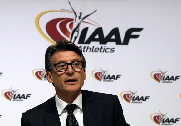 세바스천 코 국제육상경기연맹(IAAF) 회장이 2015년 11월 러시아 육상선수들의 국제대회 출전 금지 징계가 유효하다며 오는 8월 런던세계선수권 대회에 러시아는 국가 자격으로 출전할 수 없다고 6일(현지시간) 밝혔다. 사진은 지난해 6월 17일 IAAF 빈 이사회를 마친 뒤 기자회견에 임한 코 회장.  AP 자료사진 