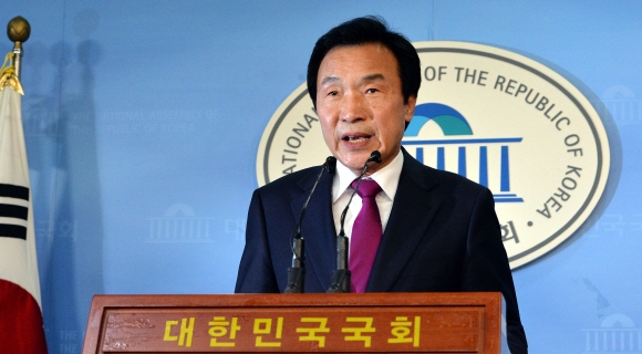 손학규 국민주권개혁회의 의장이 7일 국회에서 국민의당과의 통합선언 기자회견을 하고 있다.  이종원 선임기자 jongwon@seoul.co.kr