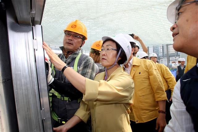 신연희 강남 구청장이 지난해 7월 코엑스 등 대형 다중이용시설 안전점검에서 관계자들과 현장을 둘러보고 있다.  강남구 제공