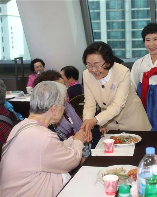 신연희 강남 구청장이 지난해 10월 역삼2동에서 열린 경로잔치에서 어르신들과 인사를 나누고 있다. 강남구 제공