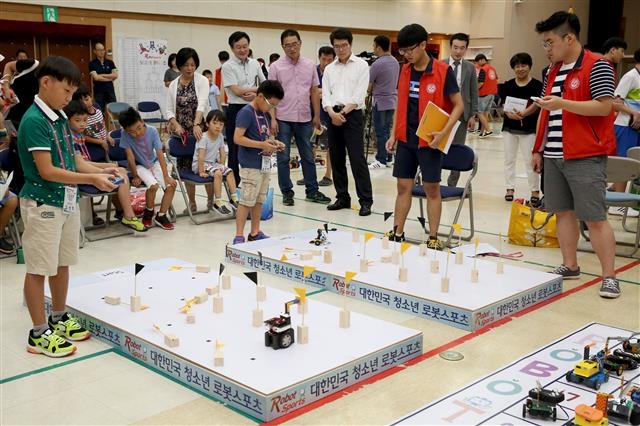 지난해 ‘제1회 청소년 로봇대회’에 참가한 학생들이 자신들이 만든 로봇을 조종하고 있다. 성동구 제공