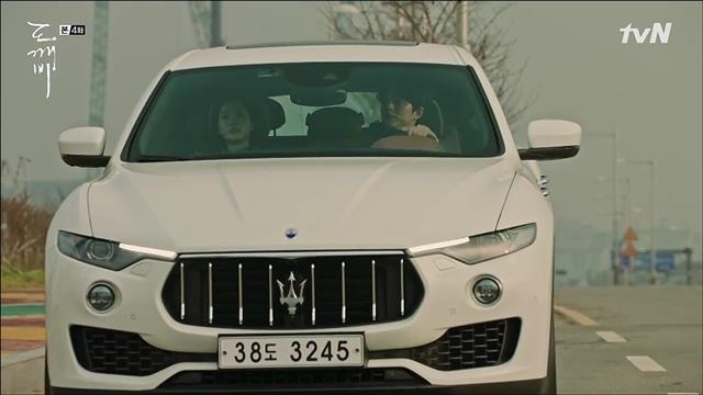 최근 인기리에 종영된 tvN 드라마 ‘도깨비’의 한 장면에서 배우 공유가 마세라티의 스포츠유틸리티차량(SUV) ‘르반떼’를 운전하고 있다. 르반떼는 드라마의 인기에 힘입어 ‘공유 차’로 불리며 유명세를 탔다. tvN 방송 캡처