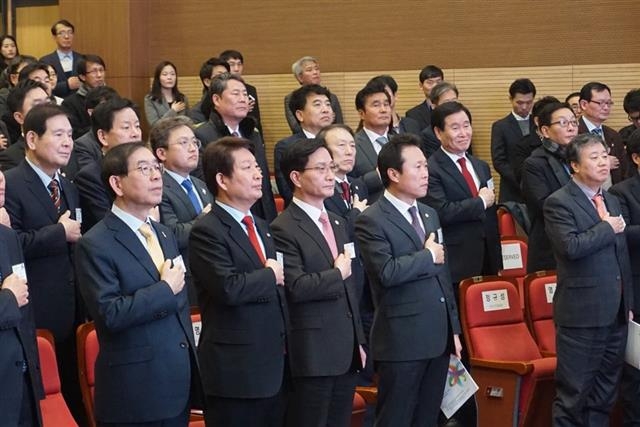 박원순(앞줄 맨 왼쪽부터) 서울시장과 권영진 대구시장 등이 7일 국회의원회관에서 전국지방분권협의회가 열리기에 앞서 국민의례를 하고 있다. 서울시 제공