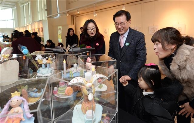 유덕열 서울 동대문구청장이 지난 4일 구청사 2층 아트갤러리에서 열린 그림유치원 유아 작품 전시회에서 구민들과 이야기를 하고 있다. 동대문구 제공