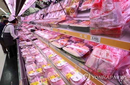 국내 한 마트에 닭고기 제품이 진열돼 있다. 연합뉴스