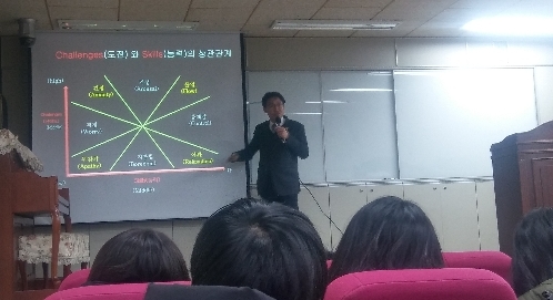 박호근 서울시의원이 1일 중랑구 원묵중학교에서 진로에 관한 특강을 하고 있다.