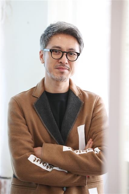 12년 만에 스크린 복귀를 앞둔 박광현 감독은 지금처럼 초조하고 긴장한 적이 없다고 했다. “너무나 돌아오고 싶은 무대여서 정말 기분이 좋지만 머리가 아플 정도로 마음은 복잡해요. 이전에는 작품을 자주 해서 뭐하나 싶기도 했는데 이제는 자주 해야 그중에 좋은 작품이 나온다고 생각합니다. 앞으로는 관객들과 자주 만나려고요.” CJ엔터테인먼트 제공