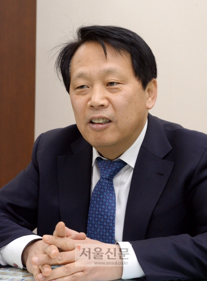 이성 서울 구로구청장이 8일 구청장실에서 서울신문과 만나 올해 구정 목표를 이야기하고 있다. 최해국 선임기자 seaworld@seoul.co.kr