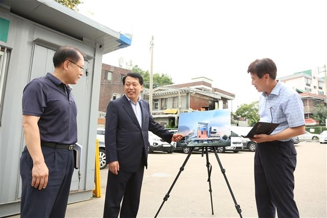 이성(가운데) 구로구청장이 올해 착공 예정인 ‘가족통합지원센터’ 가리봉동 부지에서 관계자들과 함께 현장 프레젠테이션을 하고 있다. 구로구 제공