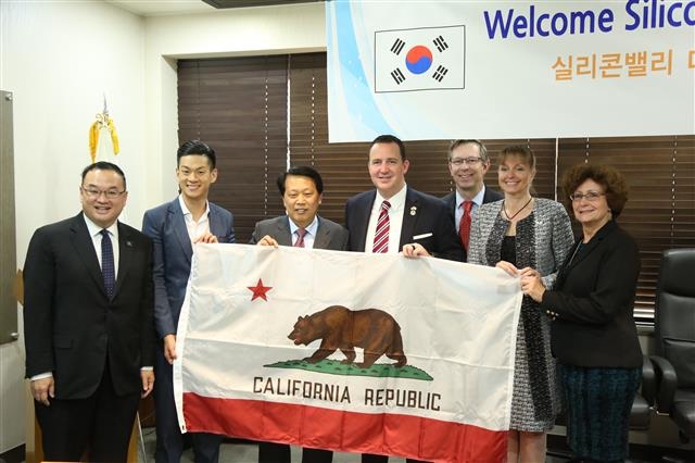 이성(왼쪽 세 번째) 구로구청장이 미국 실리콘밸리 투자유치 설명회를 위해 방한한 투자회사 임원, 인근 도시 시장단과 의원, 기업인 등과 기념 촬영을 하고 있다.  구로구 제공