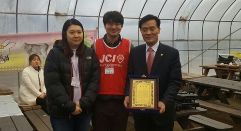 이승로 서울시의원이 JC 성북청년회의소 부녀회로부터 감사패를 받고 기념촬영을 하고 있다.