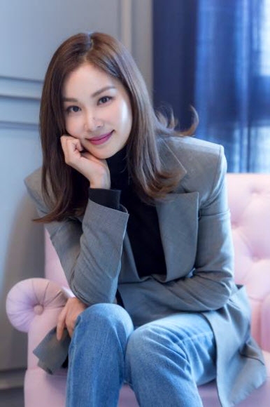 배우 고소영이 KBS 2TV 새 월화드라마 ’완벽한 아내’ 방송을 앞두고 9일 서울 이태원의 한 카페에서 열린 ’미디어데이’에서 인터뷰하고 있다. 고소영은 오는 27일부터 방송될 KBS 2TV 월화드라마 ’완벽한 아내’에서 기존의 세련된 도시미인 이미지를 벗고 ’현실 주부’ 심재복으로 파격적인 변신을 시도한다.  KBS 미디어 제공=연합뉴스